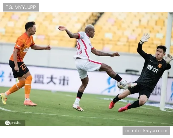 浙江队门将赵博高接低挡 七次扑救力保球队客场带走一分 浙江队门将赵博高接低挡 七次扑救力保球队客场带走一分